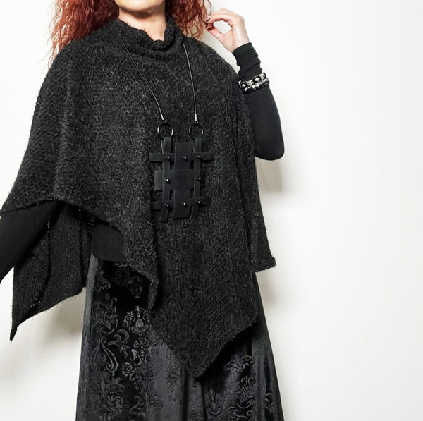 Azira Poncho - Black chenille knit   (Jacket)