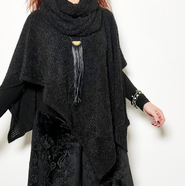 Azira Poncho - Black chenille knit   (Jacket)