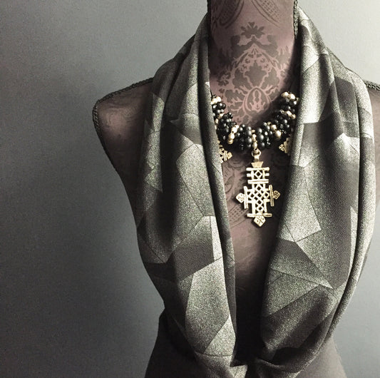 Eloise the label Infinity Scarf in silver grey geo